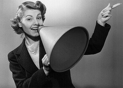 Frau mit Megafon