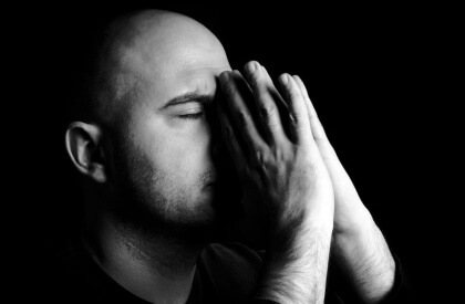 Reflektierender Mann