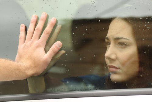 Frau an Autofenster
