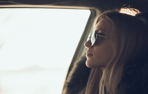 Frau mit Sonnenbrille