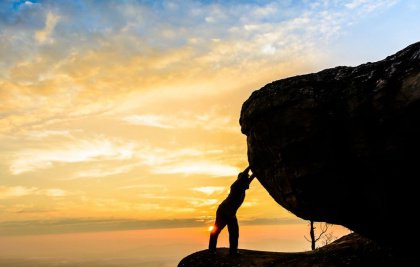 Person unter Felsen