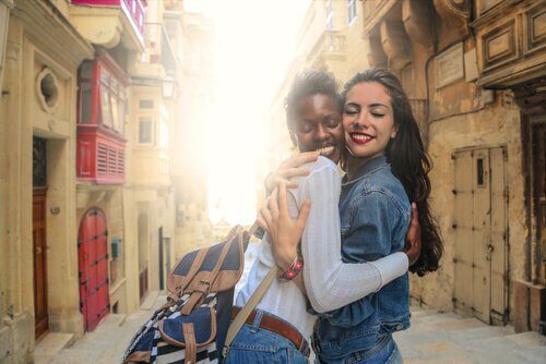 Sich umarmende Freundinnen