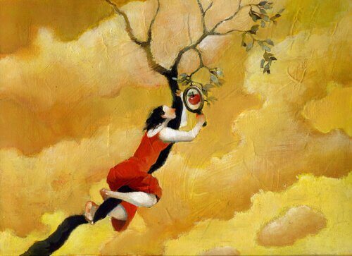 Frau auf Apfelbaum mit Lupe