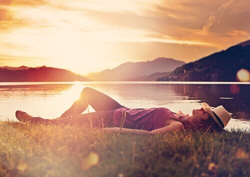 Frau entspannt sich an einem See