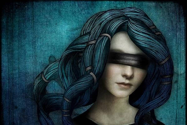 Frau mit verbundenen Augen