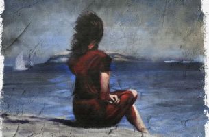 Frau schaut aufs Meer hinaus