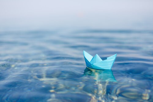 Papierschiff im Wasser