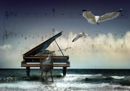 Klavier im Meer, umgeben von Möwen