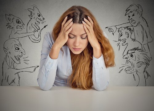 Frustrierte Menschen urteilen gern über andere