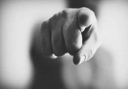 Anklage mit Zeigefinger