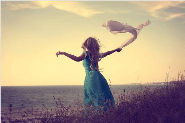 Frau blickt auf Horizont