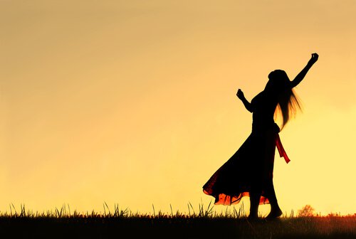 Frau-dankt-Sonnenaufgang