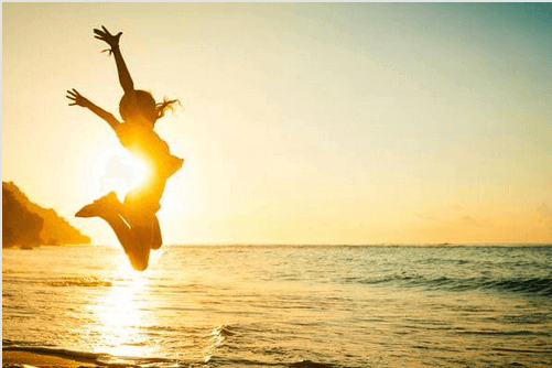 Frau erfreut sich am Sonnenaufgang