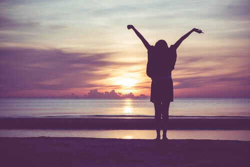 Frau genießt ihr Leben ohne Angst