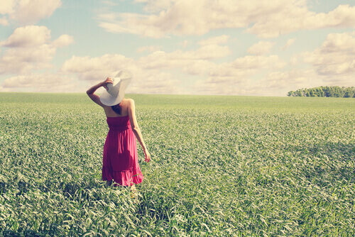 Frau-in-rotem-Kleid-schaut-in-die-Sonne