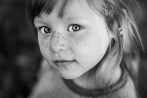 Gesicht-eines-huebschen-Kindes