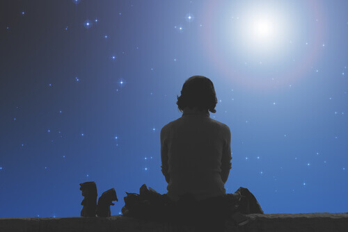 Junge schaut zum Mond hinauf