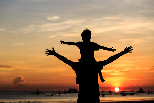 Kind-auf-Schultern-Vater-Strand