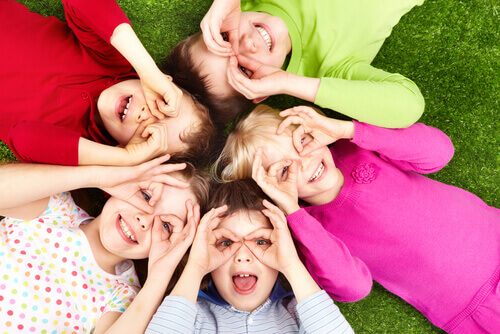 Liegende Kinder