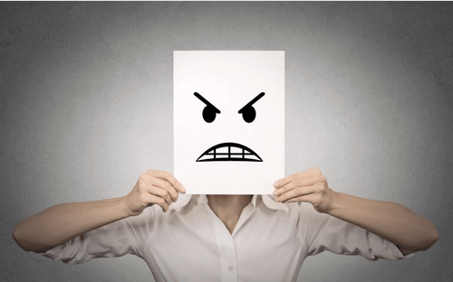 Person-mit-veraergertem-Gesicht