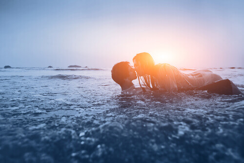 Verliebtes Paar im Wasser
