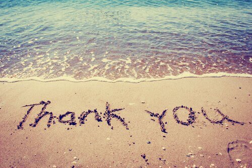 Wort-Danke-geschrieben-am-Strand