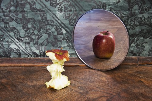 Apfel und Spiegelbild