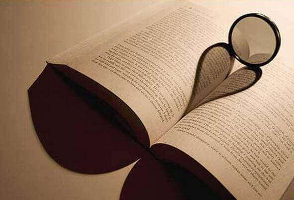 Buch-mit-Lupe