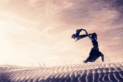 Frau auf einer Sandduene