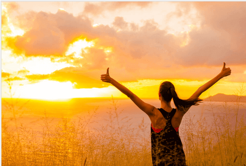 Frau bei Sonnenaufgang