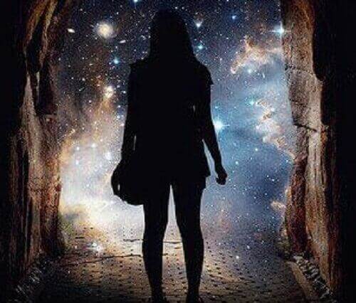 Frau-entdeckt-Horizont