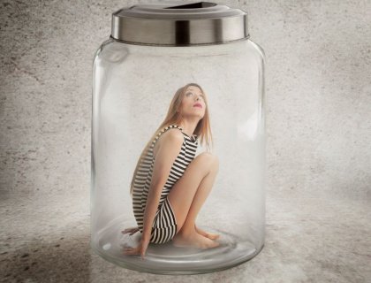 Frau in Glas