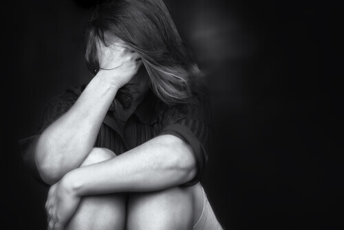 Frau leidet unter irrationaler Angst
