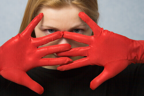Frau mit roten Handschuhen