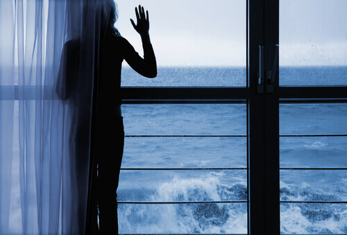 Frau schaut aufs Meer