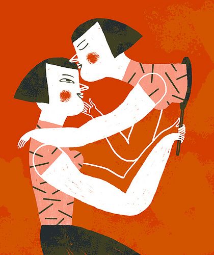 Frau sieht in Spiegel