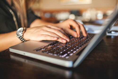 Frau sitzt vor Computer