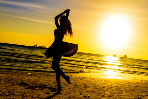 Frau tanzt am Strand