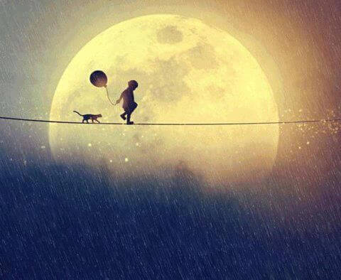 Kind laeuft mit Katze im Mond
