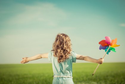 Kind mit ausgestreckten Armen