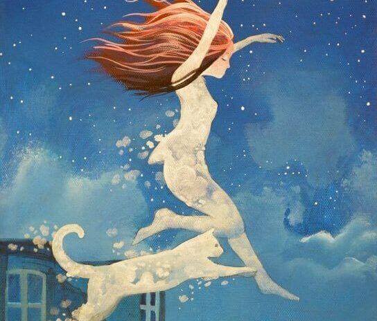 Maedchen-huepft-mit-Katze