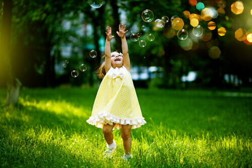 8 Wege, das innere Kind zu leben und glücklicher zu werden