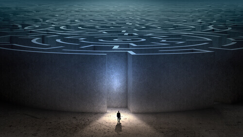 Mann steht vor Labyrinth