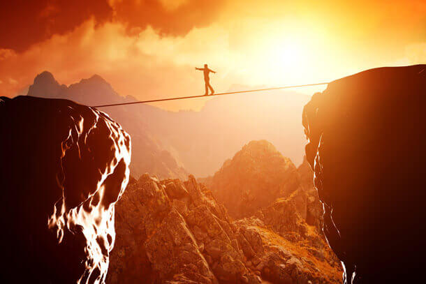 Mann ueberquert Schlucht