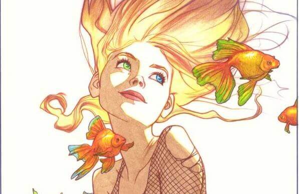 Frau-laechelt-ueber-Goldfische