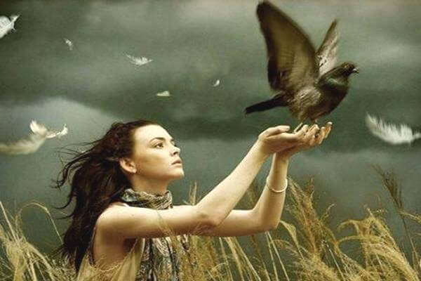 Frau-laesst-Vogel-fliegen