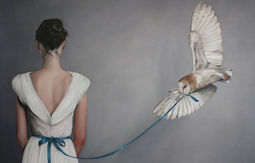 Frau-mit-fliegender-Eule