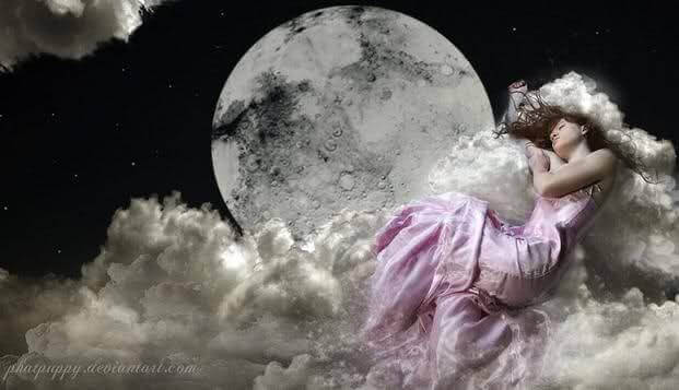 Frau-schwebt-auf-Wolken