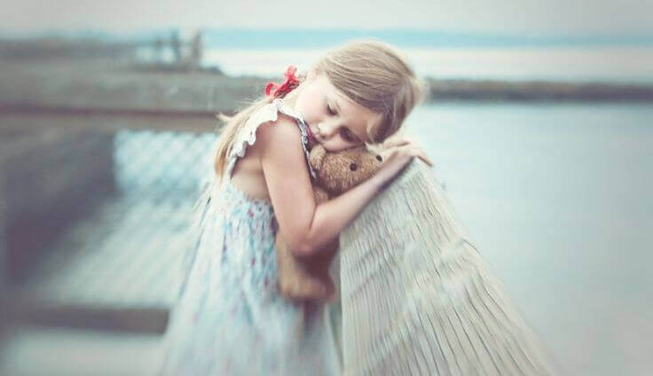 Kind-mit-Teddybaer