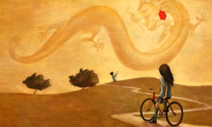 Maedchen-mit-Fahhrad-beobachtet-Jungen-mit-Drachen